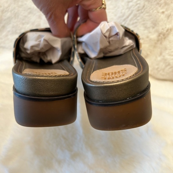 Jane and the Shoe Hannah sandals Blue & Gold print Platform Sole NWOB Sz-6.5. O - Picture 6 of 7